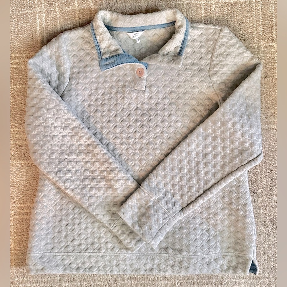 CROWN & IVY • Gray Quilted Pullover with Blue Denim Trim